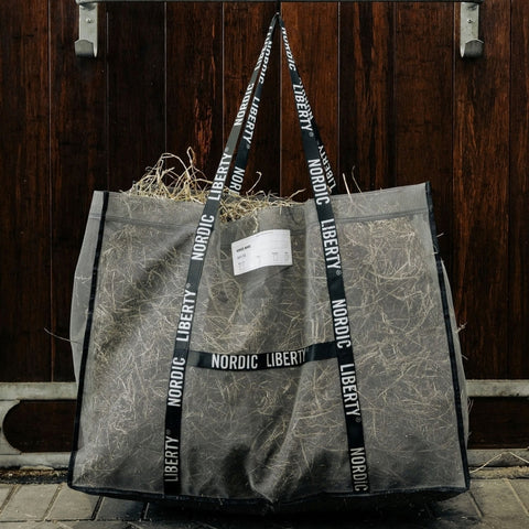 Høpose til hest hængt på bokslåge – nem og praktisk fodring i stalden